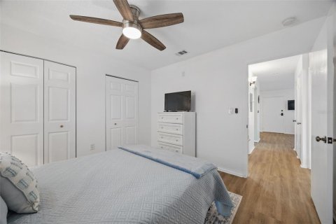 Condo in Saint Pete Beach, Florida, 2 bedrooms  № 1615982 - photo 17