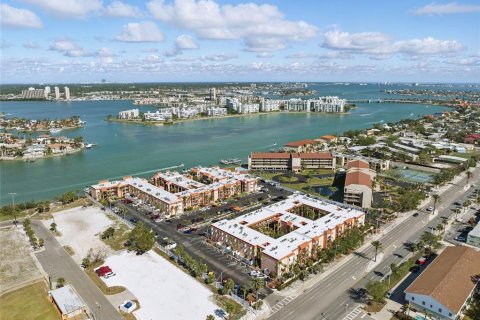 Condo in Saint Pete Beach, Florida, 2 bedrooms  № 1615982 - photo 22