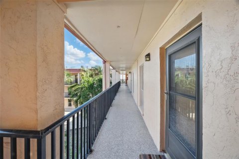 Condo in Saint Pete Beach, Florida, 2 bedrooms  № 1615982 - photo 24