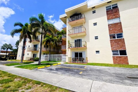 Copropriété à louer à Hollywood, Floride: 1 chambre, 66.89 m2 № 2070743 - photo 6