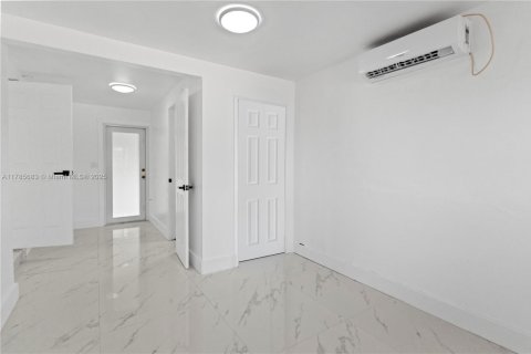 House in Miami Gardens, Florida 4 bedrooms, 137.68 sq.m. № 1747797 - photo 3