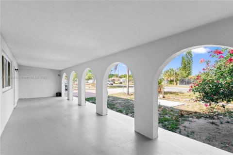 House in Miami Gardens, Florida 4 bedrooms, 137.68 sq.m. № 1747797 - photo 10