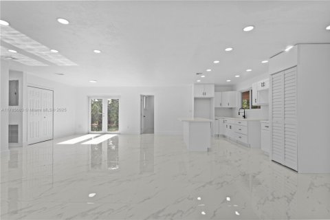 House in Miami Gardens, Florida 4 bedrooms, 137.68 sq.m. № 1747797 - photo 19