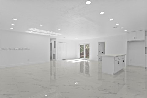 House in Miami Gardens, Florida 4 bedrooms, 137.68 sq.m. № 1747797 - photo 13
