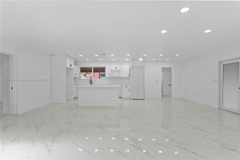 House in Miami Gardens, Florida 4 bedrooms, 137.68 sq.m. № 1747797 - photo 22