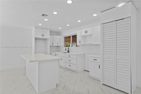 House in Miami Gardens, Florida 4 bedrooms, 137.68 sq.m. № 1747797 - photo 21