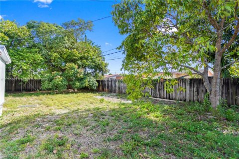 House in Miami Gardens, Florida 4 bedrooms, 137.68 sq.m. № 1747797 - photo 5