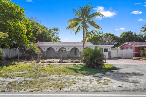 House in Miami Gardens, Florida 4 bedrooms, 137.68 sq.m. № 1747797 - photo 1