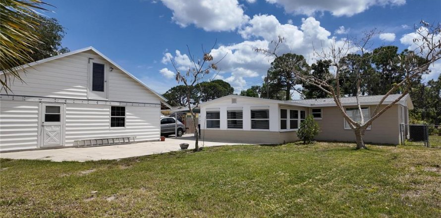 House in Englewood, Florida 3 bedrooms, 126.81 sq.m. № 1246580