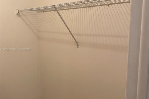 Condo in Oakland Park, Florida, 1 bedroom  № 1821798 - photo 11