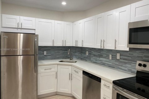 Condo in Oakland Park, Florida, 1 bedroom  № 1821798 - photo 1