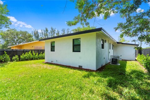 House in Miami Gardens, Florida 2 bedrooms, 95.22 sq.m. № 1984281 - photo 26