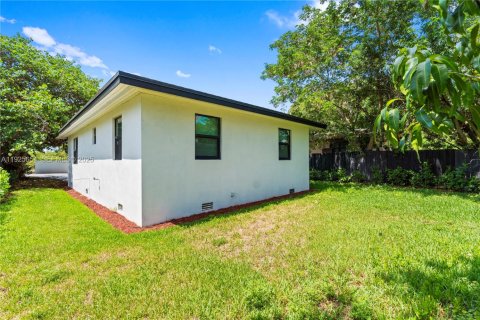 House in Miami Gardens, Florida 2 bedrooms, 95.22 sq.m. № 1984281 - photo 25
