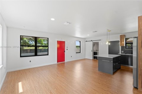 House in Miami Gardens, Florida 2 bedrooms, 95.22 sq.m. № 1984281 - photo 3