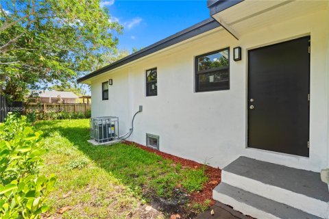 House in Miami Gardens, Florida 2 bedrooms, 95.22 sq.m. № 1984281 - photo 27