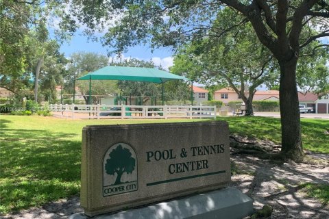 Купить виллу или дом в Купер-Сити, Флорида 3 комнаты, 149.67м2, № 2027488 - фото 19