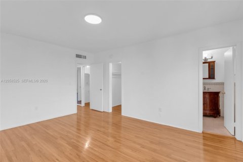 Купить кондоминиум в Бей-Харбор-Айлендс, Флорида 2 спальни, 106.56м2, № 2168151 - фото 25