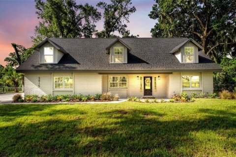 House in Lakeland, Florida 5 bedrooms, 298.12 sq.m. № 2225473
