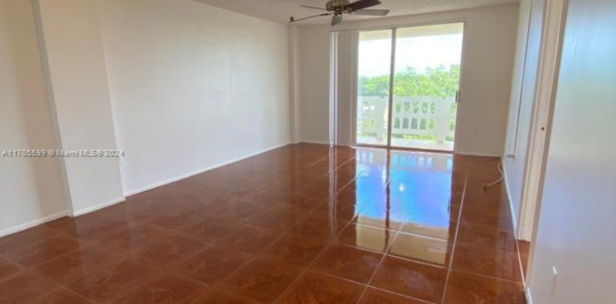 Condominio en Miami, Florida, 1 dormitorio  № 1960380