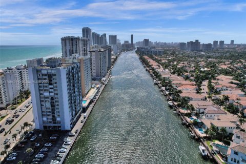 Copropriété à vendre à Hollywood, Floride: 2 chambres, 116.31 m2 № 1958101 - photo 9