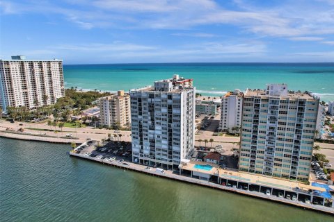 Copropriété à vendre à Hollywood, Floride: 2 chambres, 116.31 m2 № 1958101 - photo 10