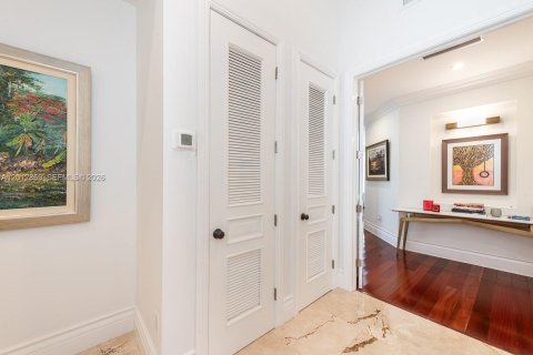 Villa ou maison à vendre à Miami, Floride: 5 chambres, 404.22 m2 № 2085423 - photo 17