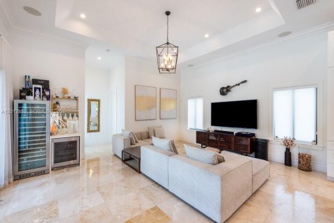 Villa ou maison à vendre à Miami, Floride: 5 chambres, 404.22 m2 № 2085423 - photo 9