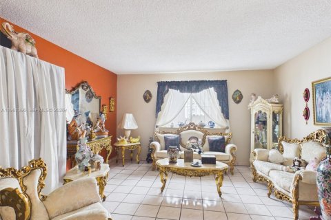 Villa ou maison à vendre à Miami, Floride: 4 chambres, 190.08 m2 № 2024539 - photo 6