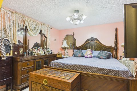 Villa ou maison à vendre à Miami, Floride: 4 chambres, 190.08 m2 № 2024539 - photo 8