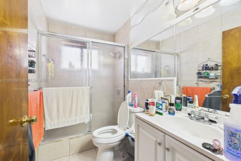 Villa ou maison à vendre à Miami, Floride: 4 chambres, 190.08 m2 № 2024539 - photo 12