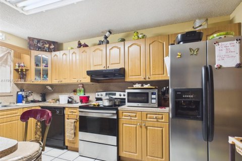 Villa ou maison à vendre à Miami, Floride: 4 chambres, 190.08 m2 № 2024539 - photo 10