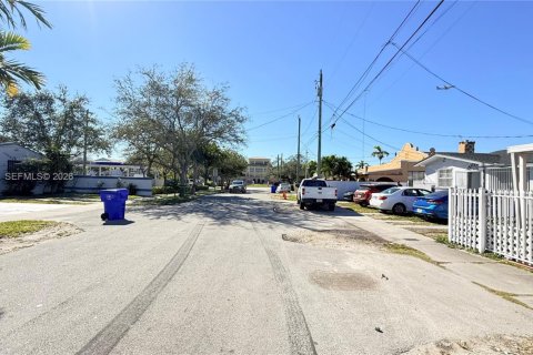 Villa ou maison à vendre à Miami, Floride: 4 chambres, 190.08 m2 № 2024539 - photo 2