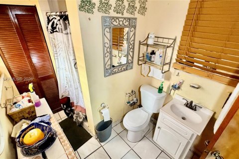 Villa ou maison à vendre à Miami, Floride: 4 chambres, 190.08 m2 № 2024539 - photo 11