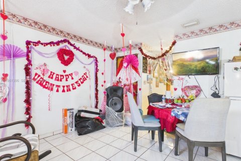 Villa ou maison à vendre à Miami, Floride: 4 chambres, 190.08 m2 № 2024539 - photo 19