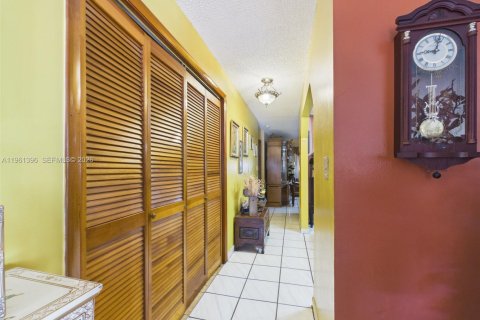 Villa ou maison à vendre à Miami, Floride: 4 chambres, 190.08 m2 № 2024539 - photo 7