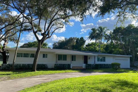 Villa ou maison à louer à Pinecrest, Floride: 4 chambres, 344.85 m2 № 1942133 - photo 1