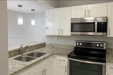 Condo in Miami, Florida, 1 bedroom  № 1980960 - photo 5