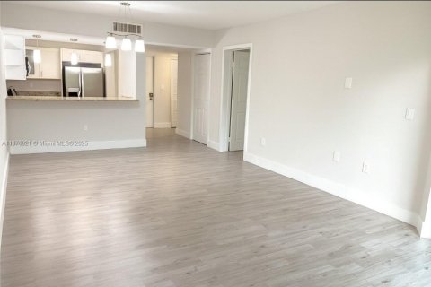 Condo in Miami, Florida, 1 bedroom  № 1980960 - photo 4