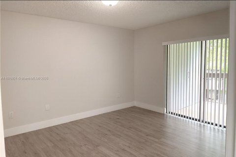 Condo in Miami, Florida, 1 bedroom  № 1980960 - photo 7