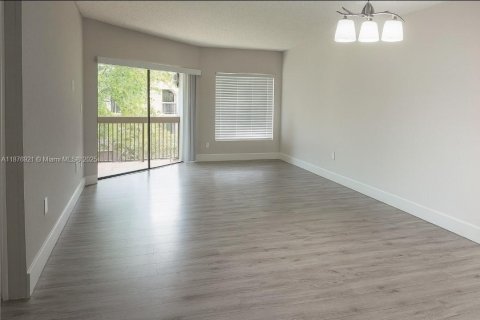 Condo in Miami, Florida, 1 bedroom  № 1980960 - photo 3