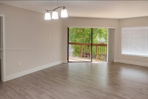 Condo in Miami, Florida, 1 bedroom  № 1980960 - photo 2