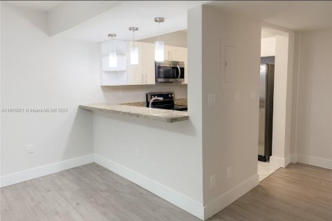 Condo in Miami, Florida, 1 bedroom  № 1980960 - photo 6