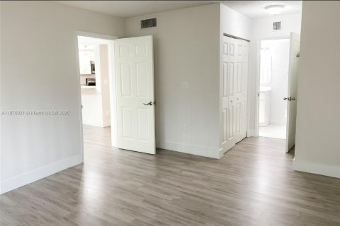 Condo in Miami, Florida, 1 bedroom  № 1980960 - photo 9