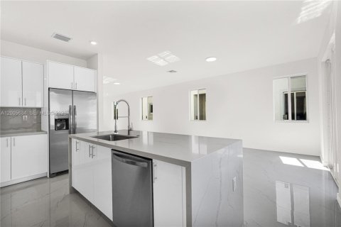 Townhouse in Miami, Florida 5 bedrooms № 2069642 - photo 2