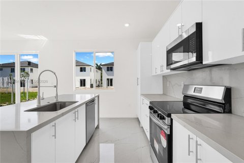 Townhouse in Miami, Florida 5 bedrooms № 2069642 - photo 5