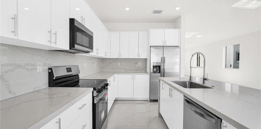 Townhouse in Miami, Florida 5 bedrooms № 2069642