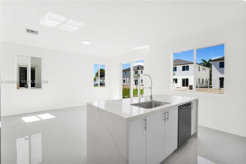 Townhouse in Miami, Florida 5 bedrooms № 2069642 - photo 4