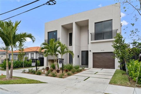 Adosado en venta en Miami, Florida, 3 dormitorios, 207.82 m2 № 2025408 - foto 2