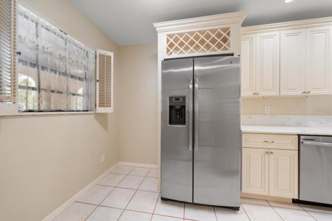 Condo in Belleair, Florida, 2 bedrooms  № 2208317 - photo 14