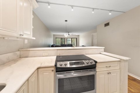 Condo in Belleair, Florida, 2 bedrooms  № 2208317 - photo 11